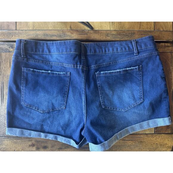 Time & Tru Dark Wash Rolled-Cuff Denim Shorts Size 18 - Picture 8 of 8